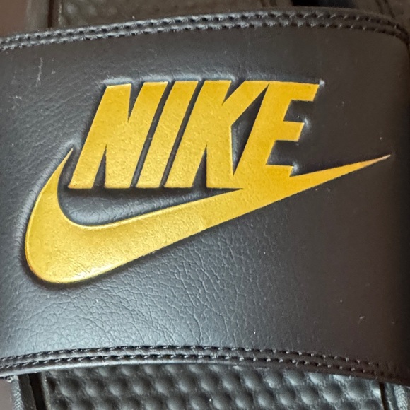 Nike Benassi JDI Men’s Clean Slide Sandals in a Black and Metallic Gold Size 11 - Picture 3 of 7